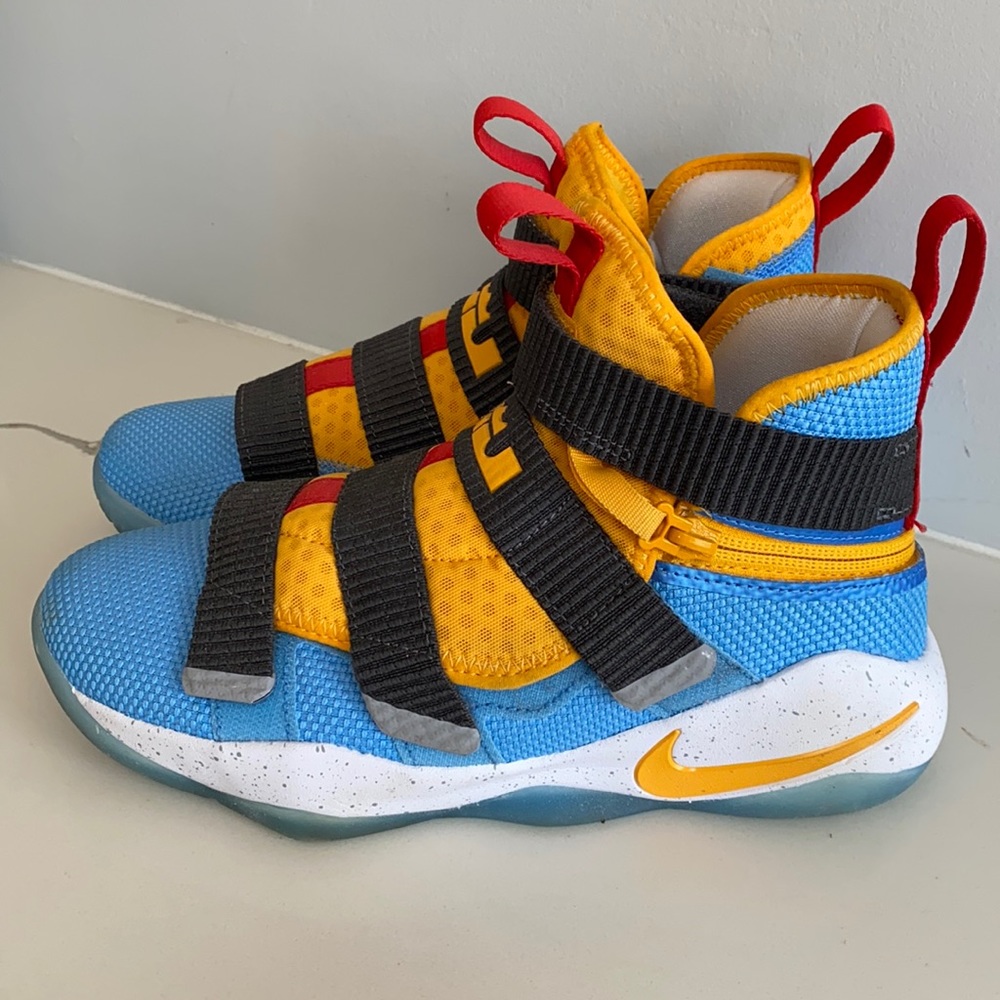 Nike Lebron Soldier XI 11 Flyease SZ 5.5 Y